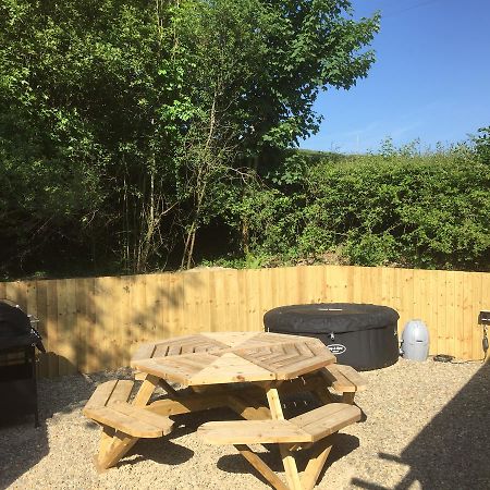 Romantic Getaway Luxury Wooden Cabin With Private Hot Tub And Bbq Абъристуит Екстериор снимка