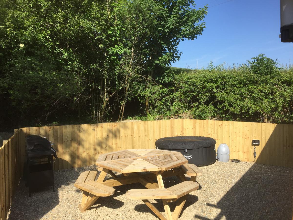 Romantic Getaway Luxury Wooden Cabin With Private Hot Tub And Bbq Абъристуит Екстериор снимка