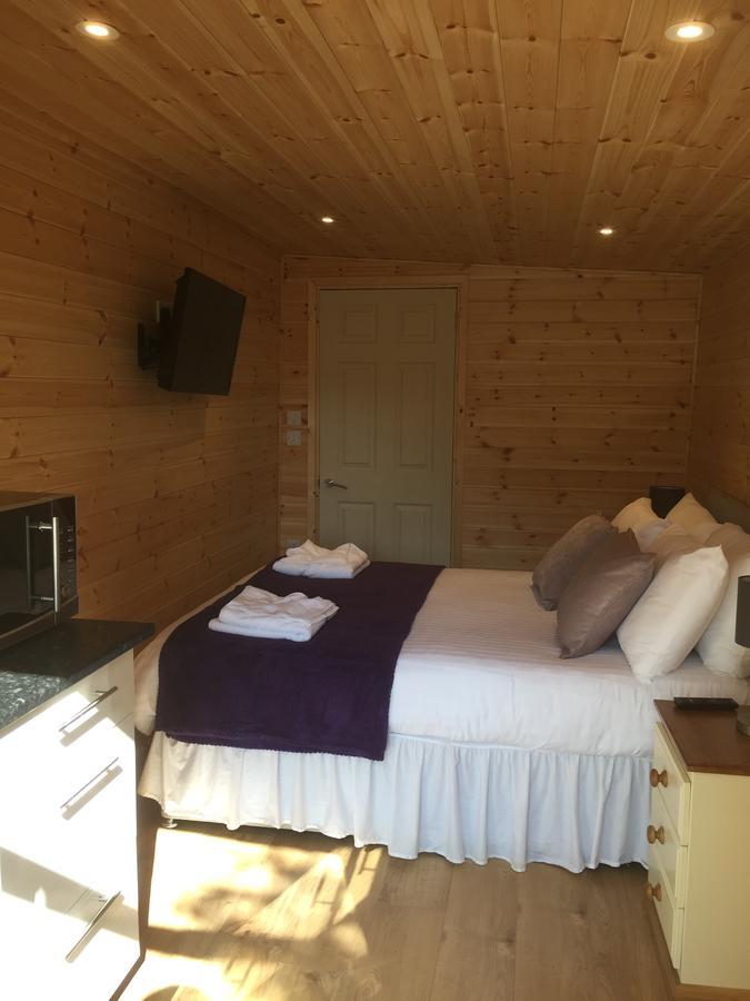 Romantic Getaway Luxury Wooden Cabin With Private Hot Tub And Bbq Абъристуит Екстериор снимка