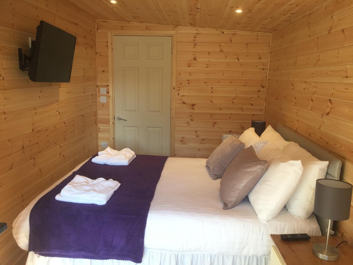 Romantic Getaway Luxury Wooden Cabin With Private Hot Tub And Bbq Абъристуит Екстериор снимка